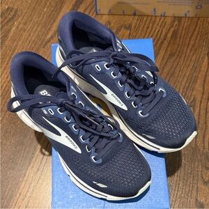 Brooks size 6 women’s
